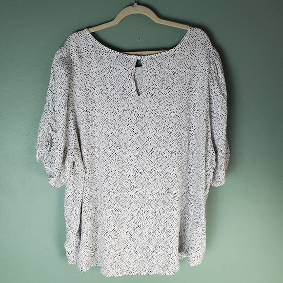 Torrid Womens White Black Dot Crepe Ruched Short Sleeve Blouse Top Size 5 - Picture 2 of 7